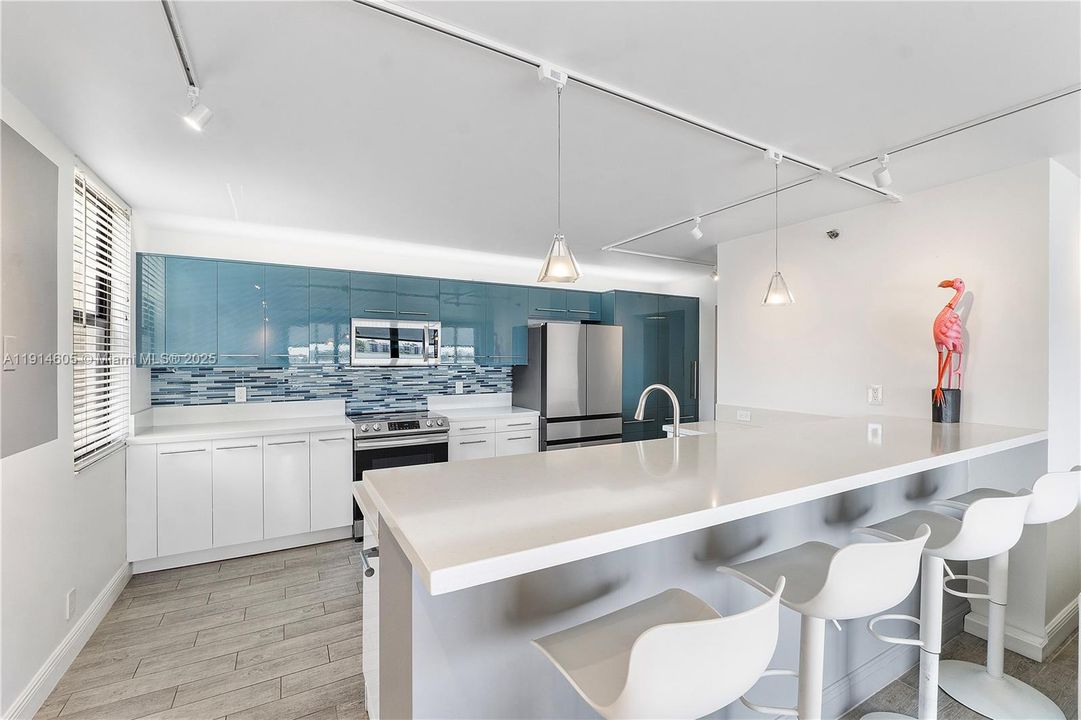 For Sale: $385,000 (2 beds, 2 baths, 1300 Square Feet)