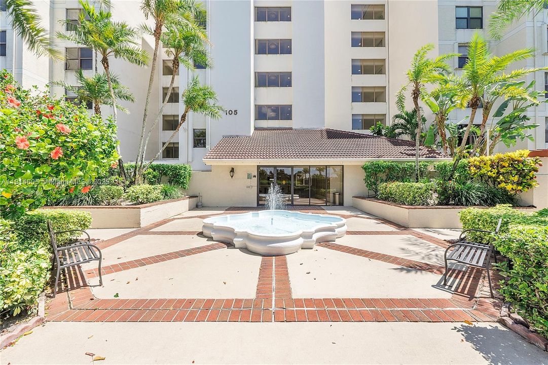 For Sale: $385,000 (2 beds, 2 baths, 1300 Square Feet)