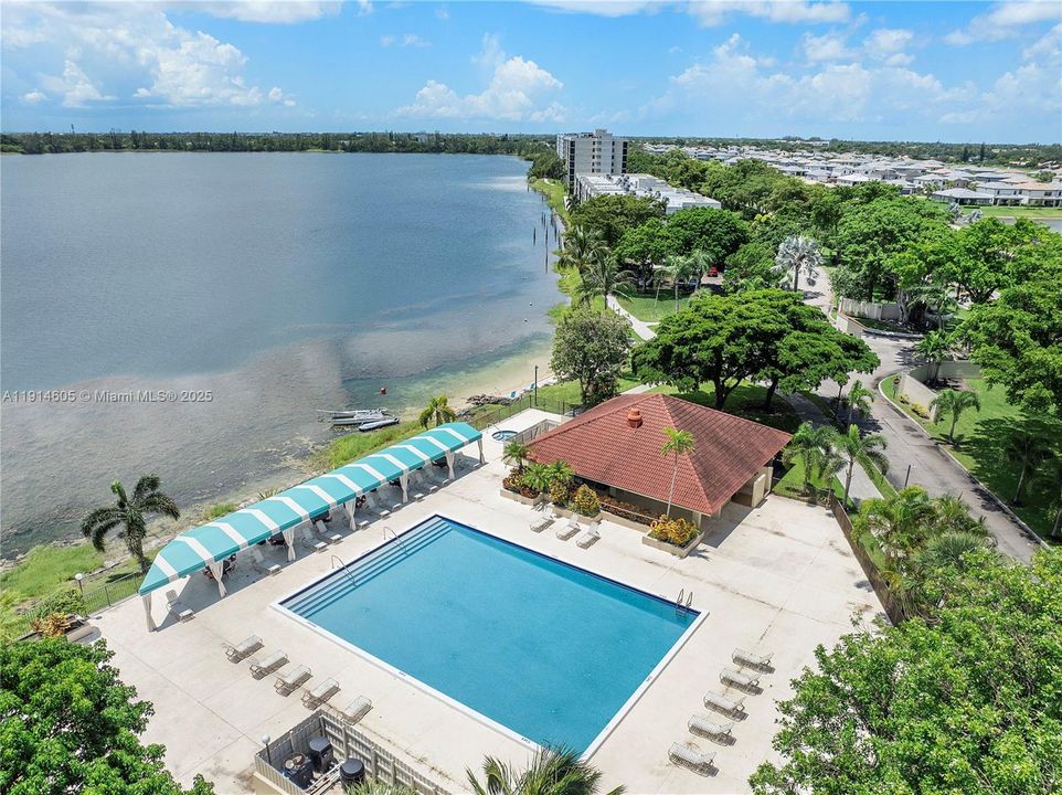 For Sale: $385,000 (2 beds, 2 baths, 1300 Square Feet)