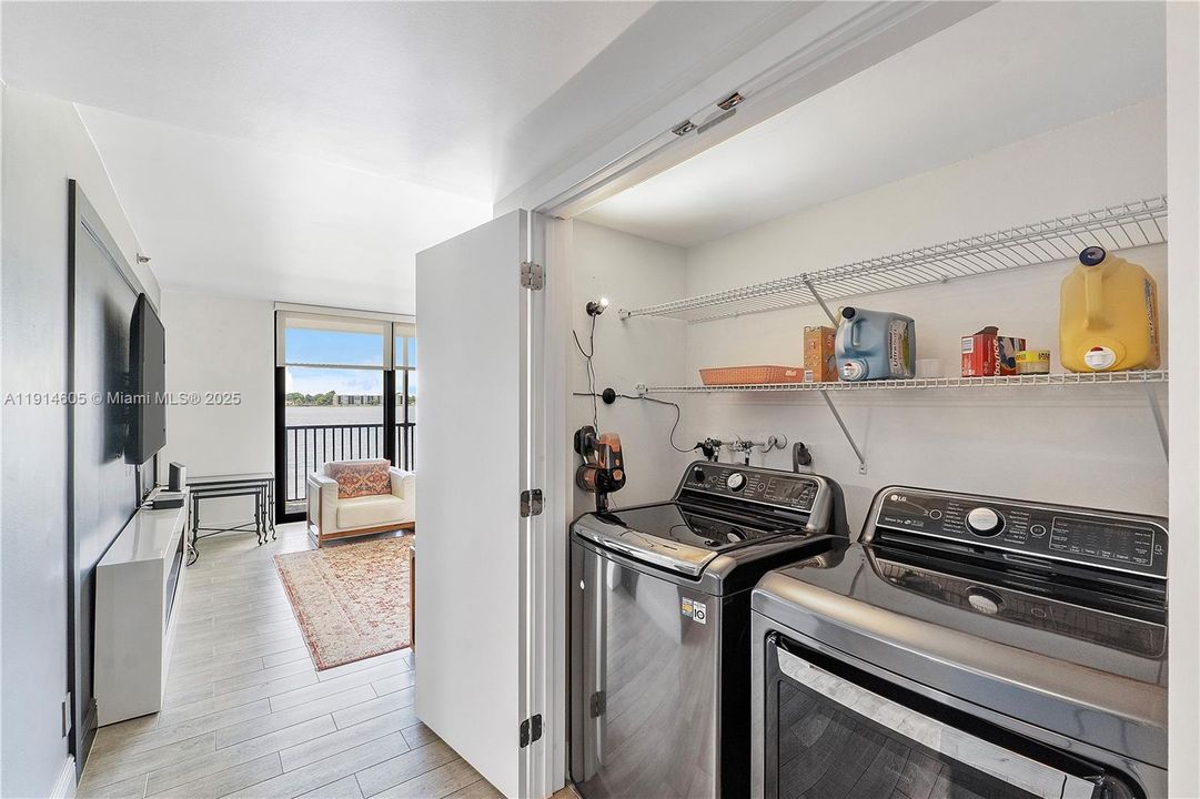 For Sale: $385,000 (2 beds, 2 baths, 1300 Square Feet)