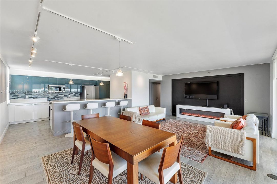 For Sale: $385,000 (2 beds, 2 baths, 1300 Square Feet)