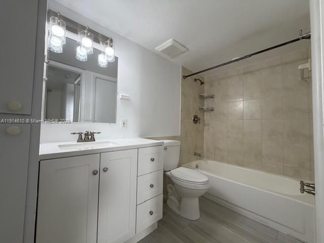 Active With Contract: $1,899 (1 beds, 1 baths, 796 Square Feet)