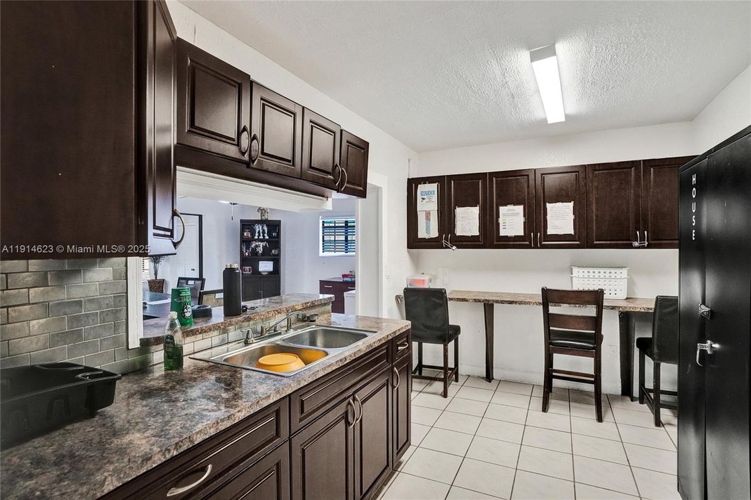 Под контрактом: $949,999 (0 спален, 0 ванн, 3230 Квадратных фут)