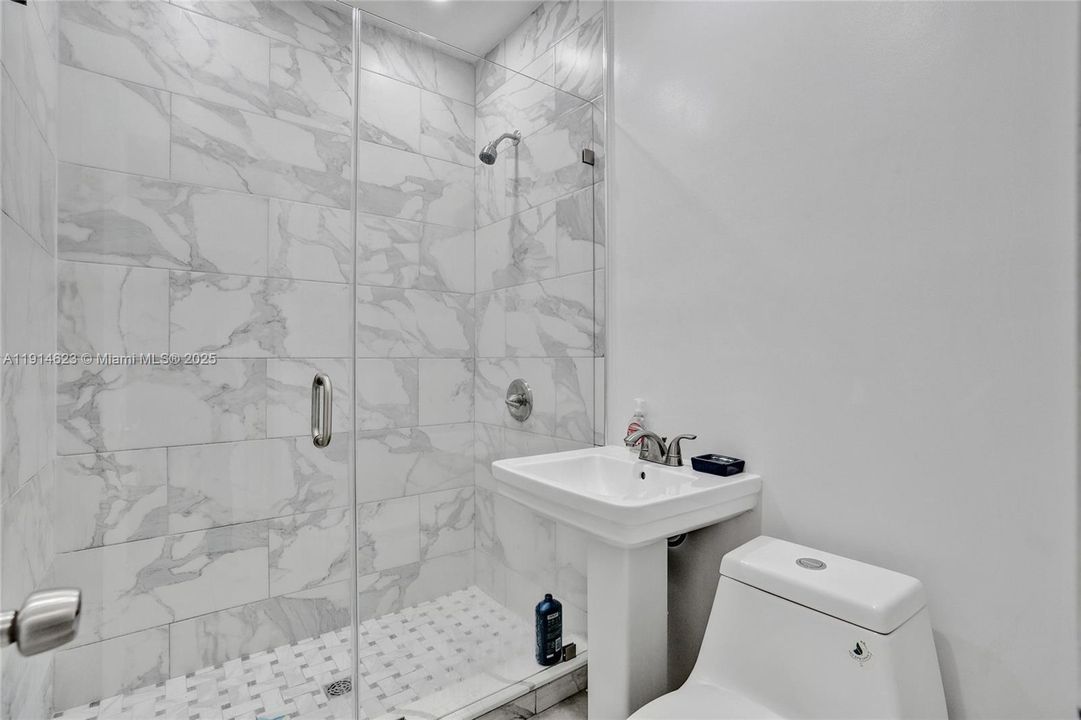 Full Bath Main House located between bedroom 1 & 2