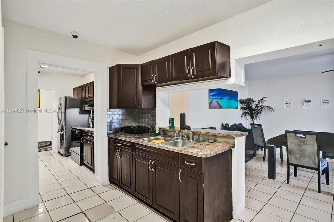 Под контрактом: $949,999 (0 спален, 0 ванн, 3230 Квадратных фут)