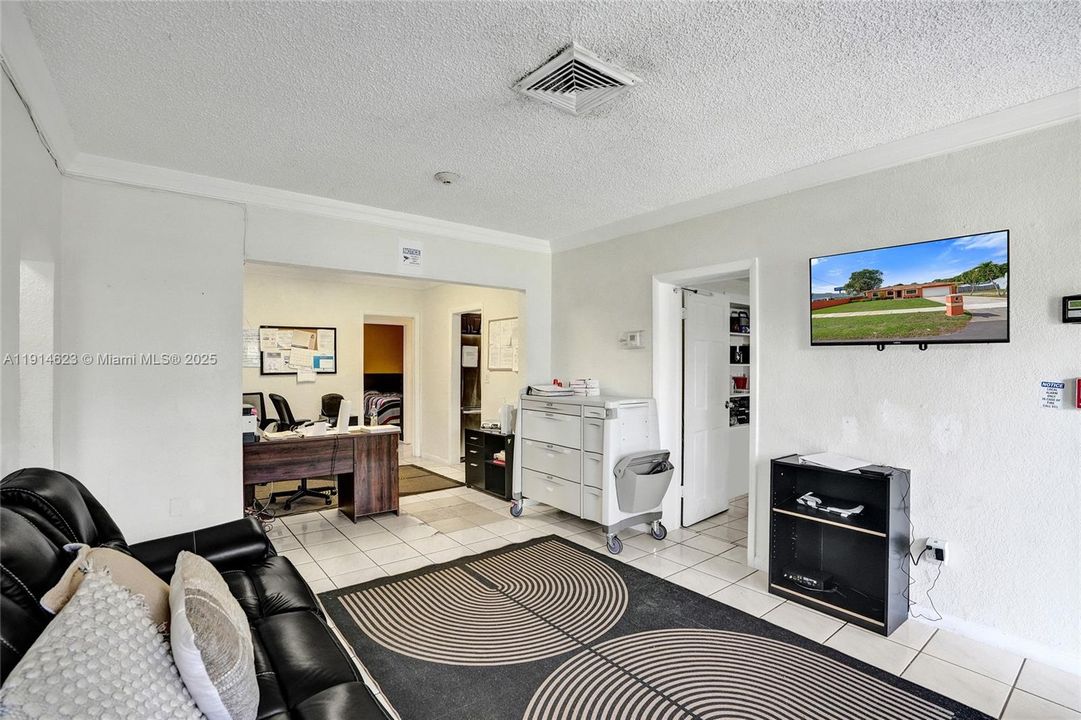 Под контрактом: $949,999 (0 спален, 0 ванн, 3230 Квадратных фут)