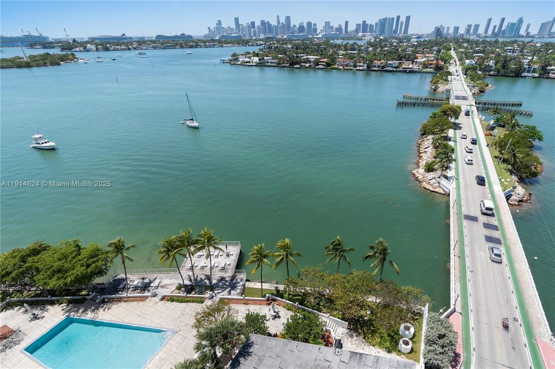 For Sale: $1,790,000 (2 beds, 2 baths, 1287 Square Feet)