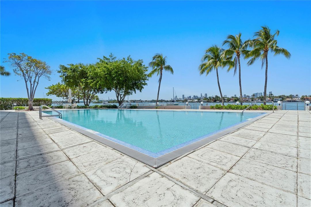 For Sale: $1,790,000 (2 beds, 2 baths, 1287 Square Feet)