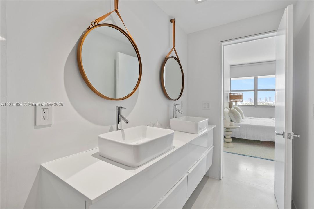 For Sale: $1,790,000 (2 beds, 2 baths, 1287 Square Feet)