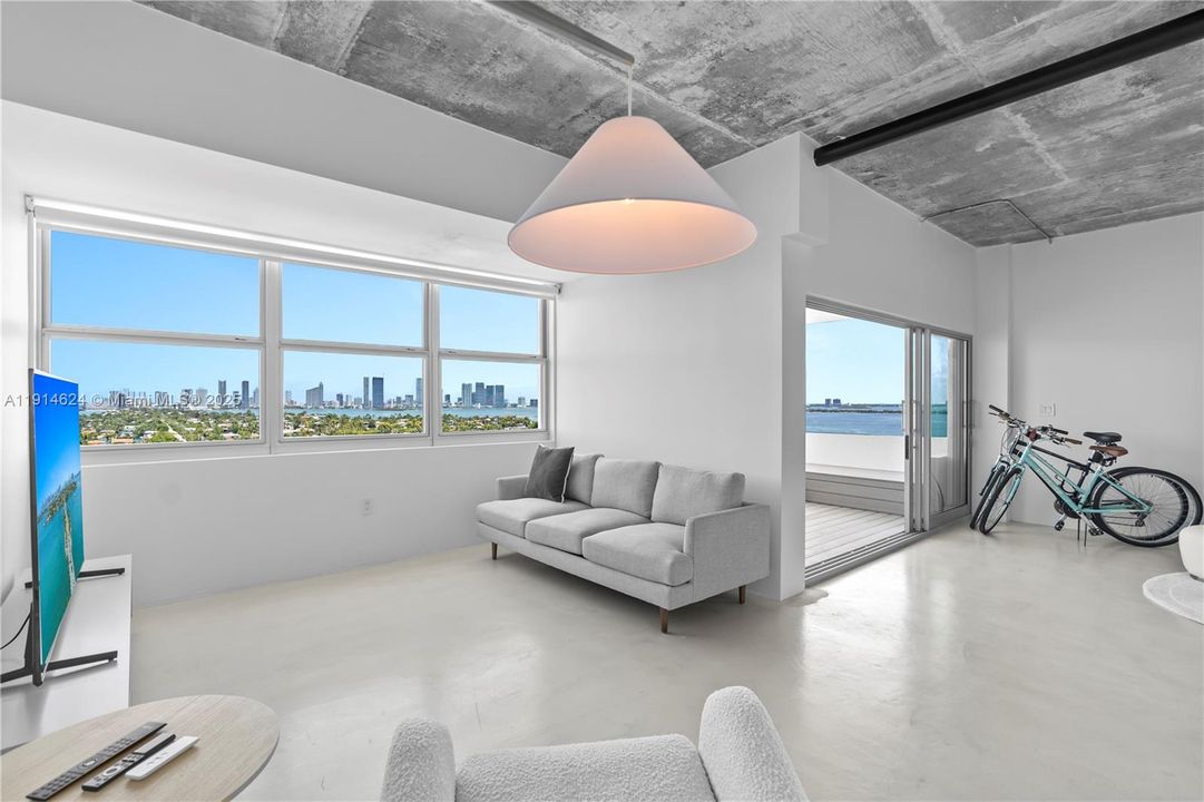 For Sale: $1,790,000 (2 beds, 2 baths, 1287 Square Feet)