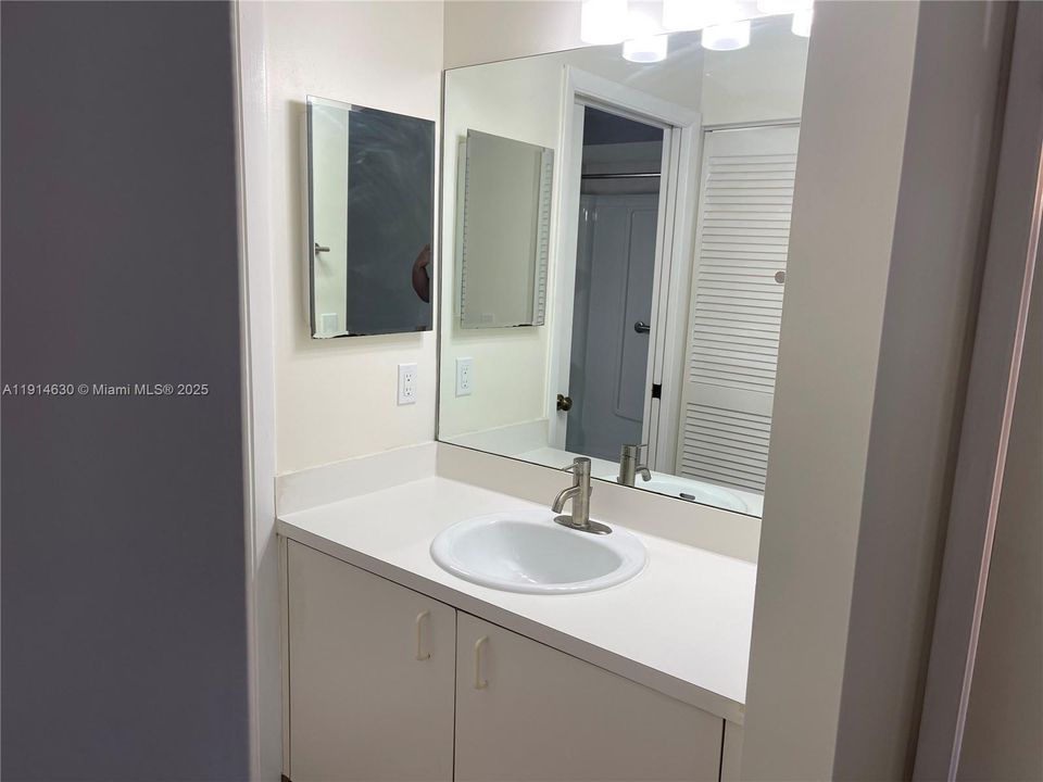 For Rent: $2,050 (1 beds, 1 baths, 680 Square Feet)