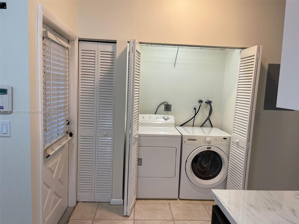 For Rent: $2,050 (1 beds, 1 baths, 680 Square Feet)