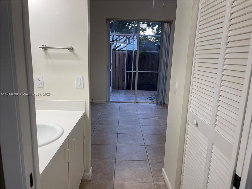 For Rent: $2,050 (1 beds, 1 baths, 680 Square Feet)