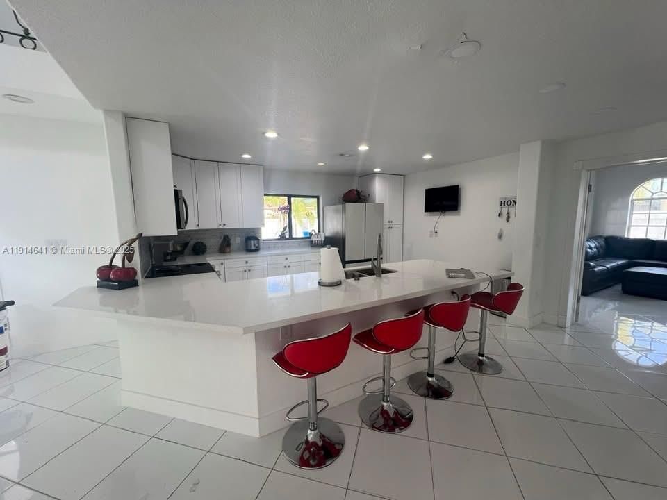 For Rent: $4,400 (3 beds, 2 baths, 2881 Square Feet)