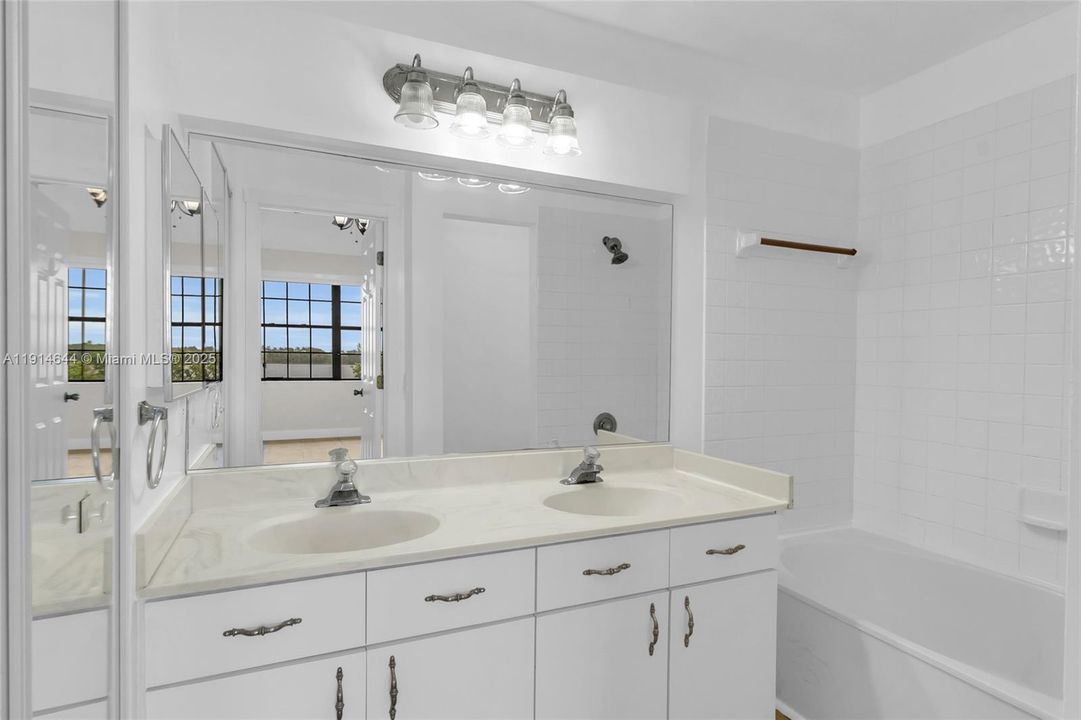 待售: $385,000 (2 贝兹, 2 浴室, 1108 平方英尺)