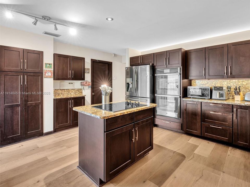 На продажу: $660,000 (4 спален, 2 ванн, 2099 Квадратных фут)