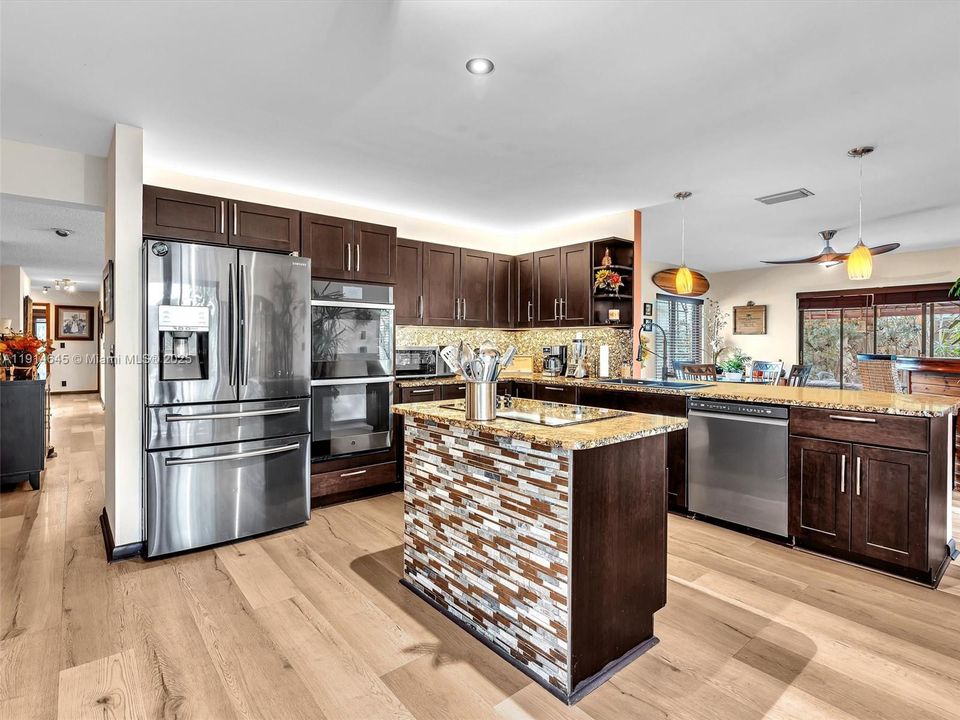 На продажу: $660,000 (4 спален, 2 ванн, 2099 Квадратных фут)