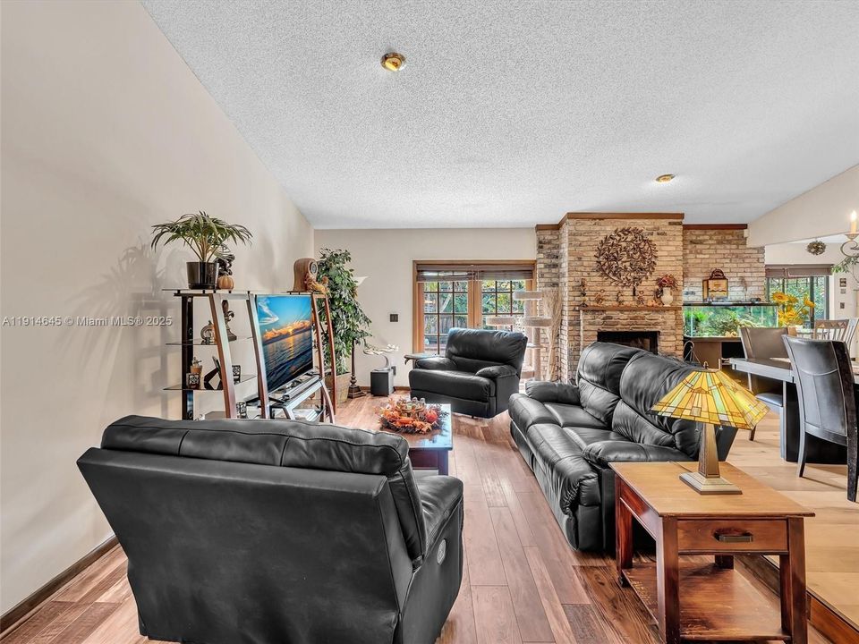 На продажу: $660,000 (4 спален, 2 ванн, 2099 Квадратных фут)