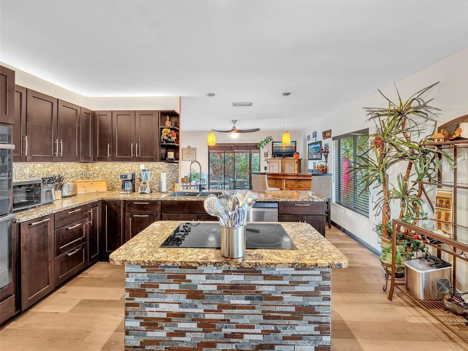 На продажу: $660,000 (4 спален, 2 ванн, 2099 Квадратных фут)