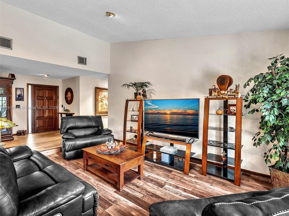 На продажу: $660,000 (4 спален, 2 ванн, 2099 Квадратных фут)