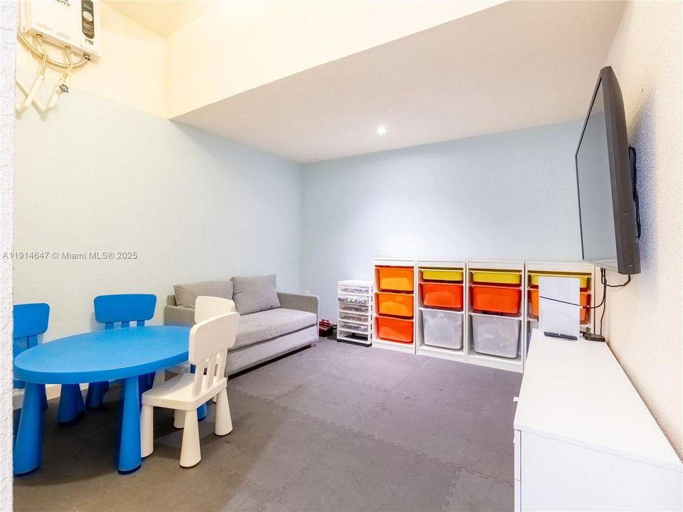 待售: $1,170,000 (4 贝兹, 3 浴室, 2650 平方英尺)