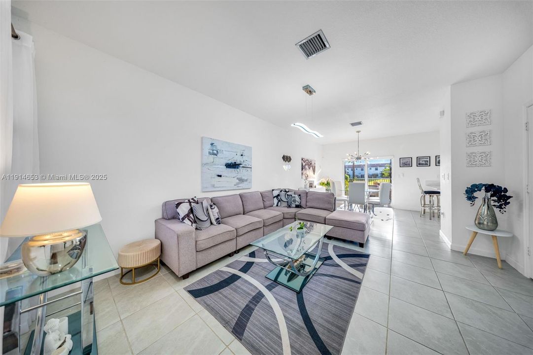 На продажу: $589,999 (3 спален, 2 ванн, 1331 Квадратных фут)