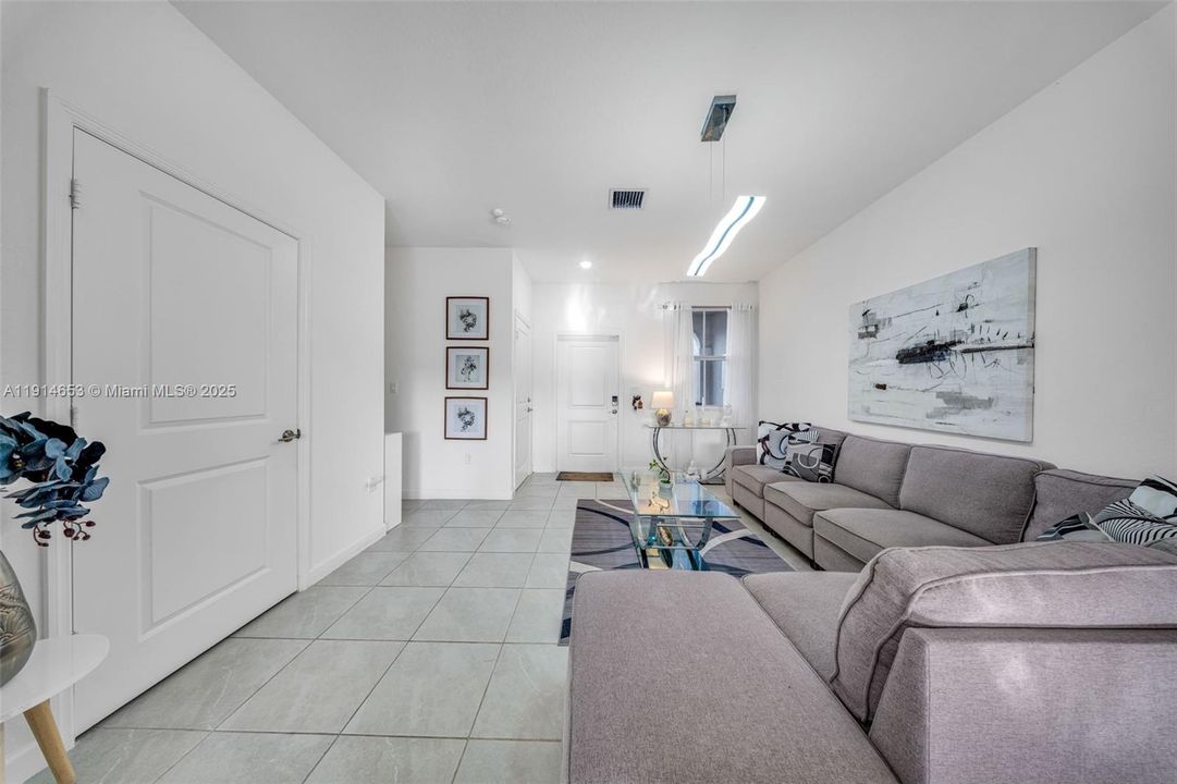 На продажу: $589,999 (3 спален, 2 ванн, 1331 Квадратных фут)