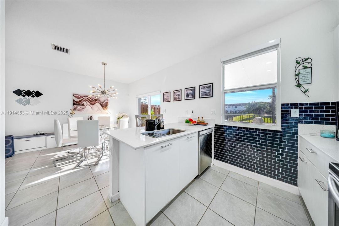 На продажу: $589,999 (3 спален, 2 ванн, 1331 Квадратных фут)