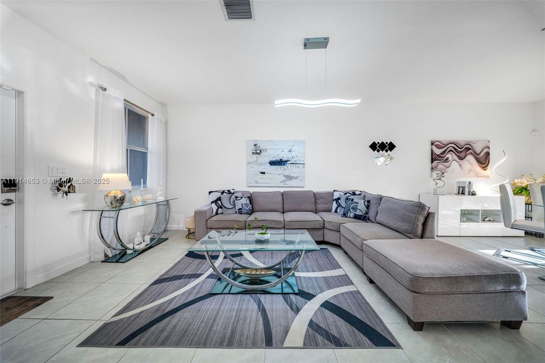 На продажу: $589,999 (3 спален, 2 ванн, 1331 Квадратных фут)