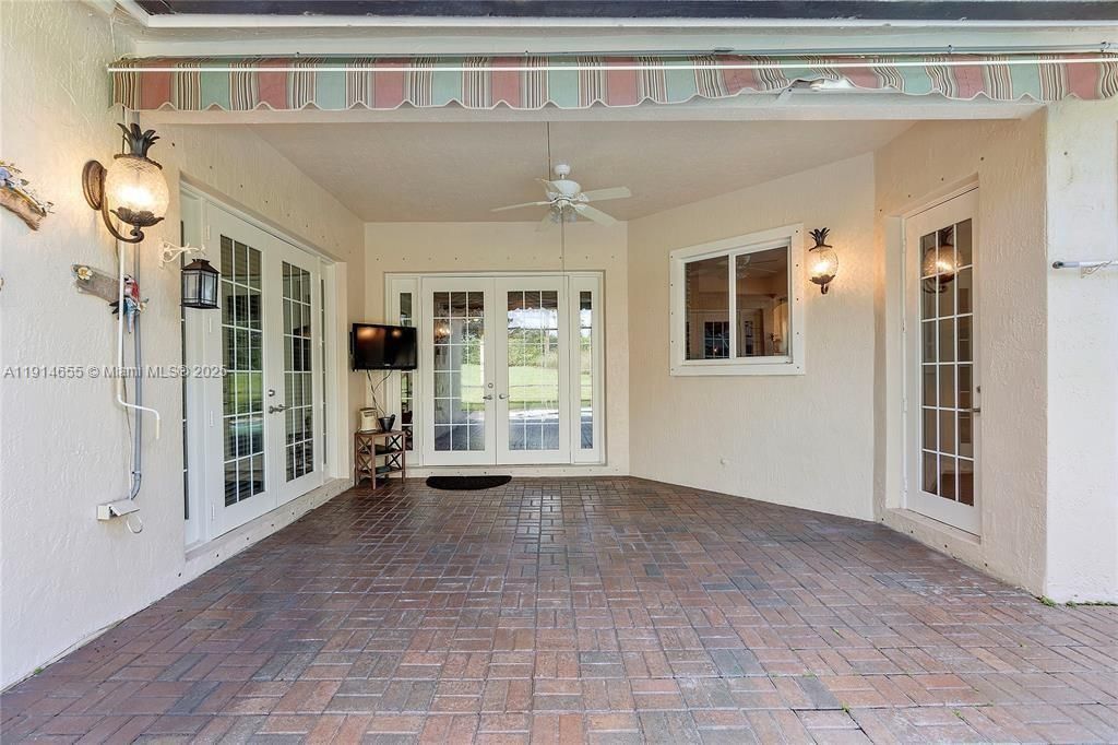 For Sale: $860,000 (4 beds, 3 baths, 2389 Square Feet)