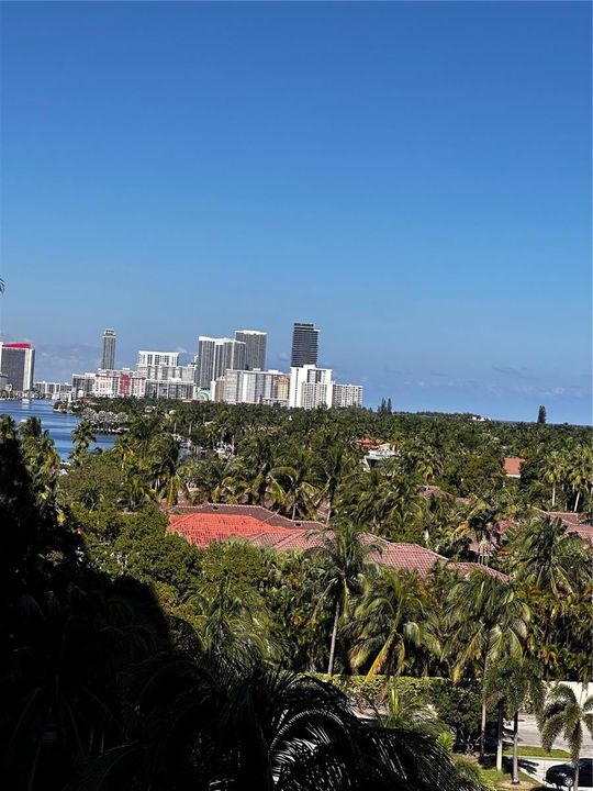 Active With Contract: $249,900 (1 beds, 1 baths, 1000 Square Feet)