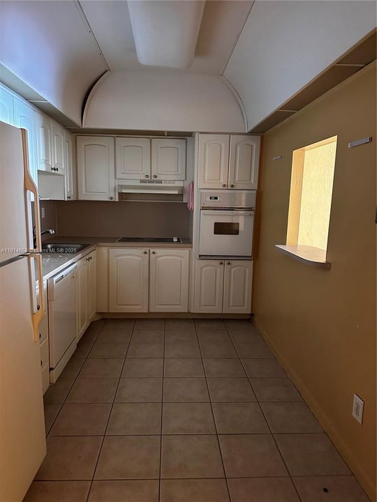 Active With Contract: $249,900 (1 beds, 1 baths, 1000 Square Feet)