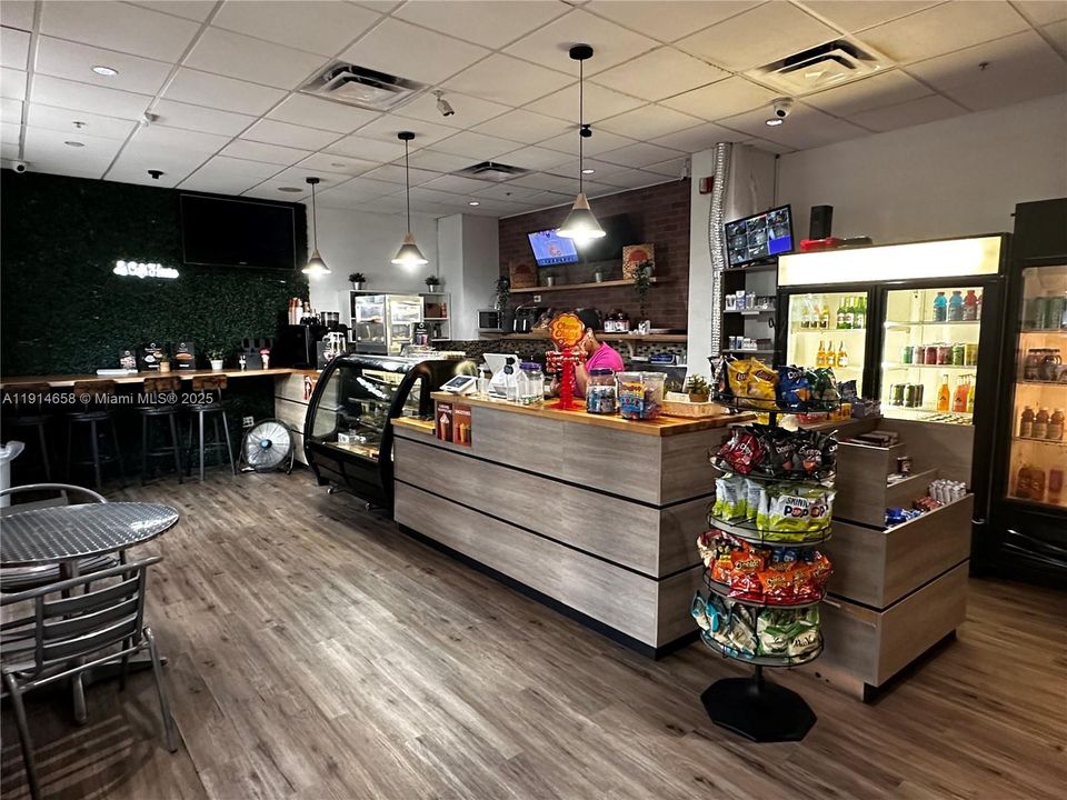 Active With Contract: $249,900 (1 beds, 1 baths, 1000 Square Feet)