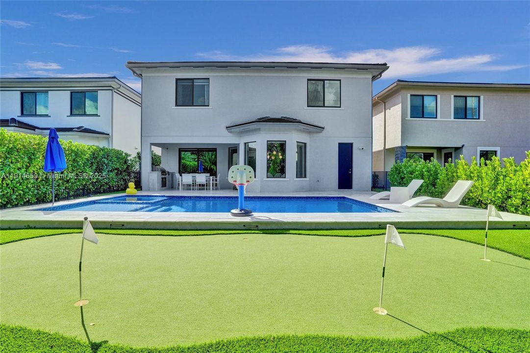 Под контрактом: $8,500 (5 спален, 3 ванн, 3384 Квадратных фут)