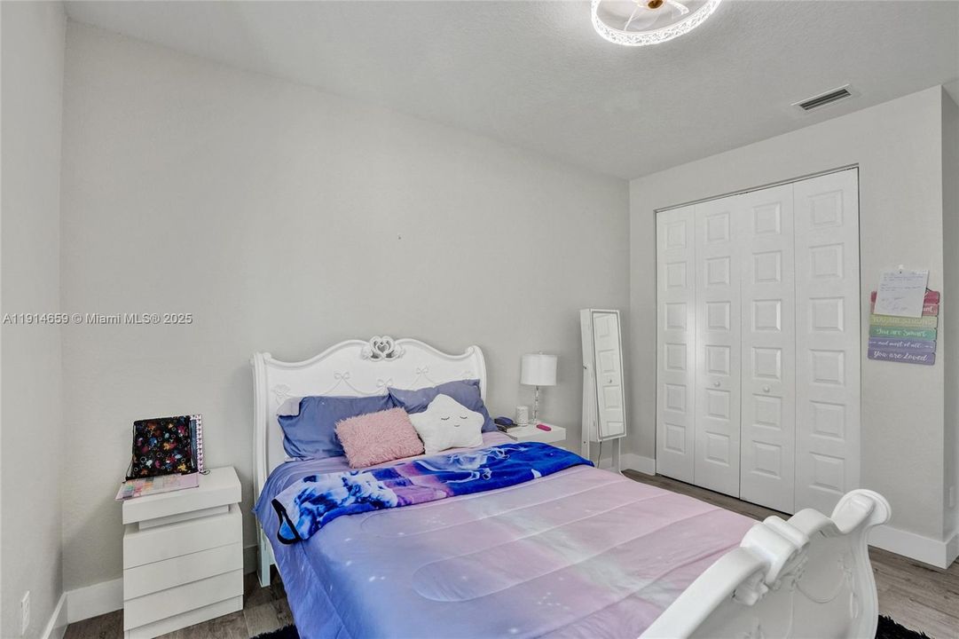 Под контрактом: $8,500 (5 спален, 3 ванн, 3384 Квадратных фут)