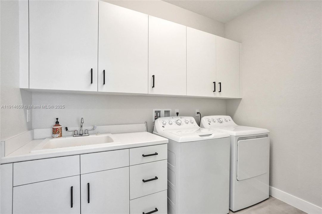 Под контрактом: $8,500 (5 спален, 3 ванн, 3384 Квадратных фут)