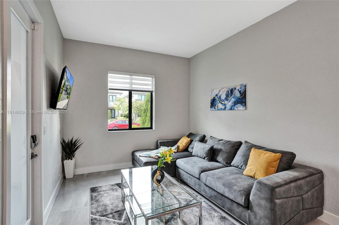 Под контрактом: $8,500 (5 спален, 3 ванн, 3384 Квадратных фут)