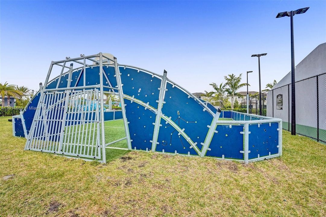 Под контрактом: $8,500 (5 спален, 3 ванн, 3384 Квадратных фут)