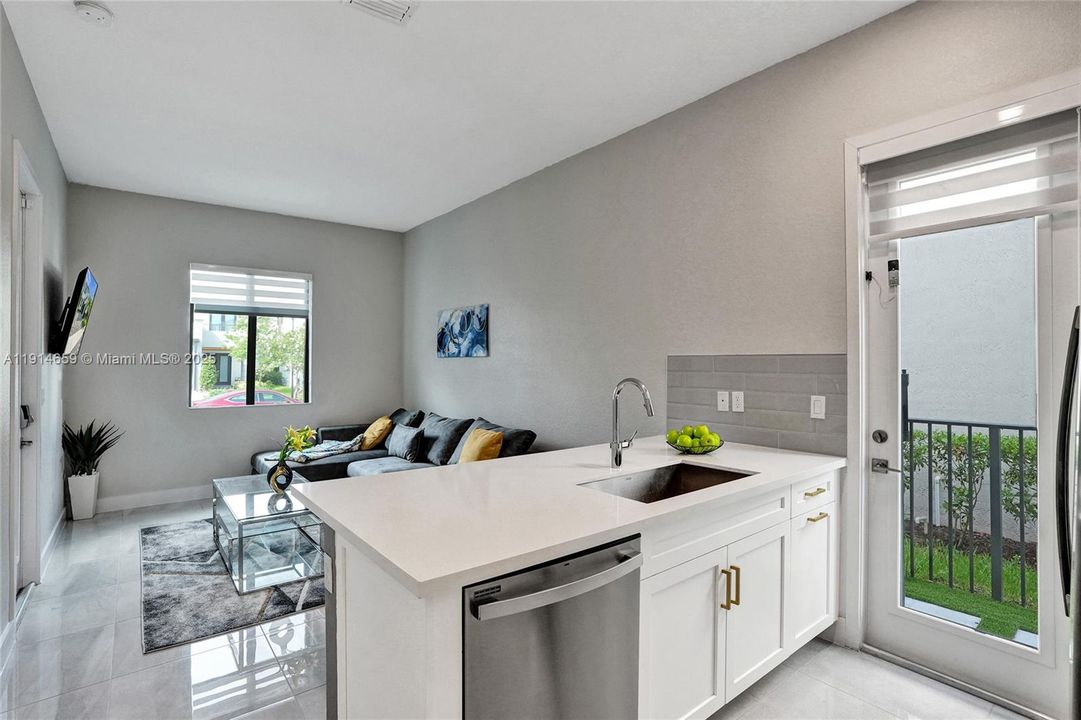 Под контрактом: $8,500 (5 спален, 3 ванн, 3384 Квадратных фут)