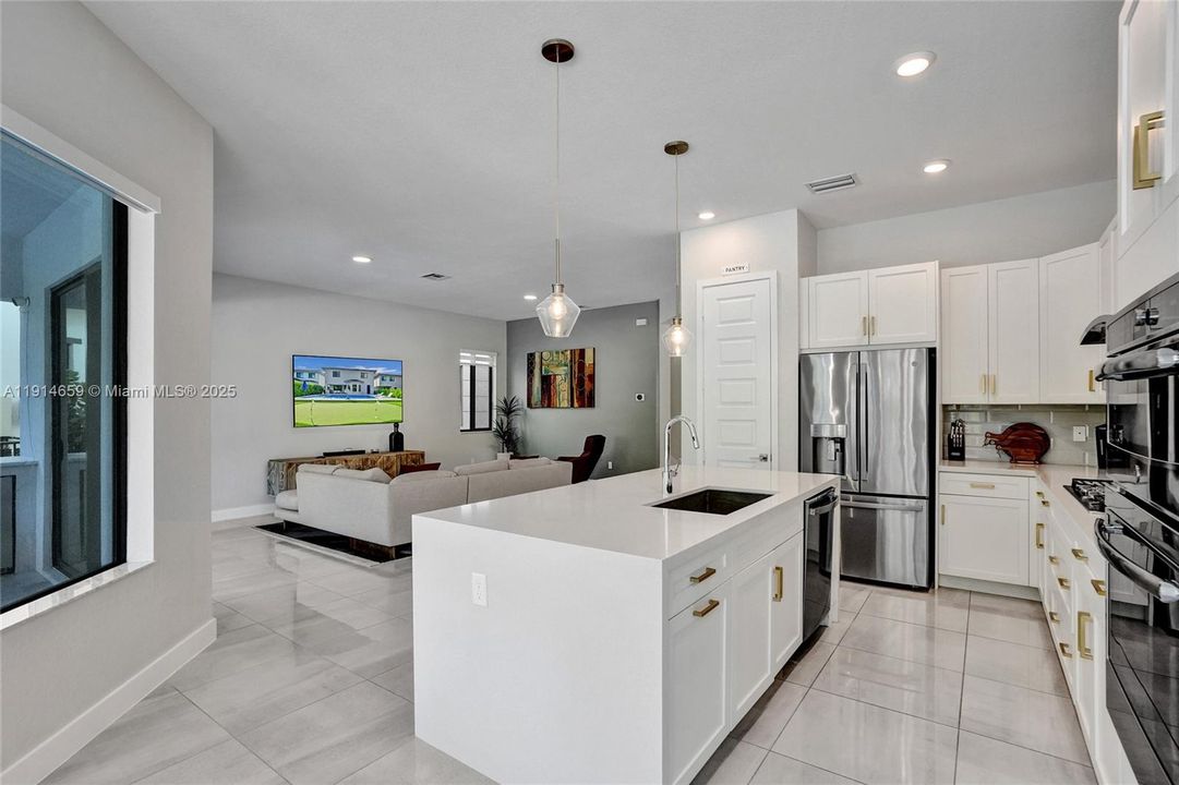 Под контрактом: $8,500 (5 спален, 3 ванн, 3384 Квадратных фут)