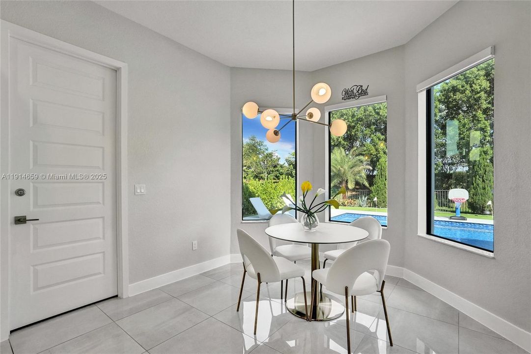 Под контрактом: $8,500 (5 спален, 3 ванн, 3384 Квадратных фут)