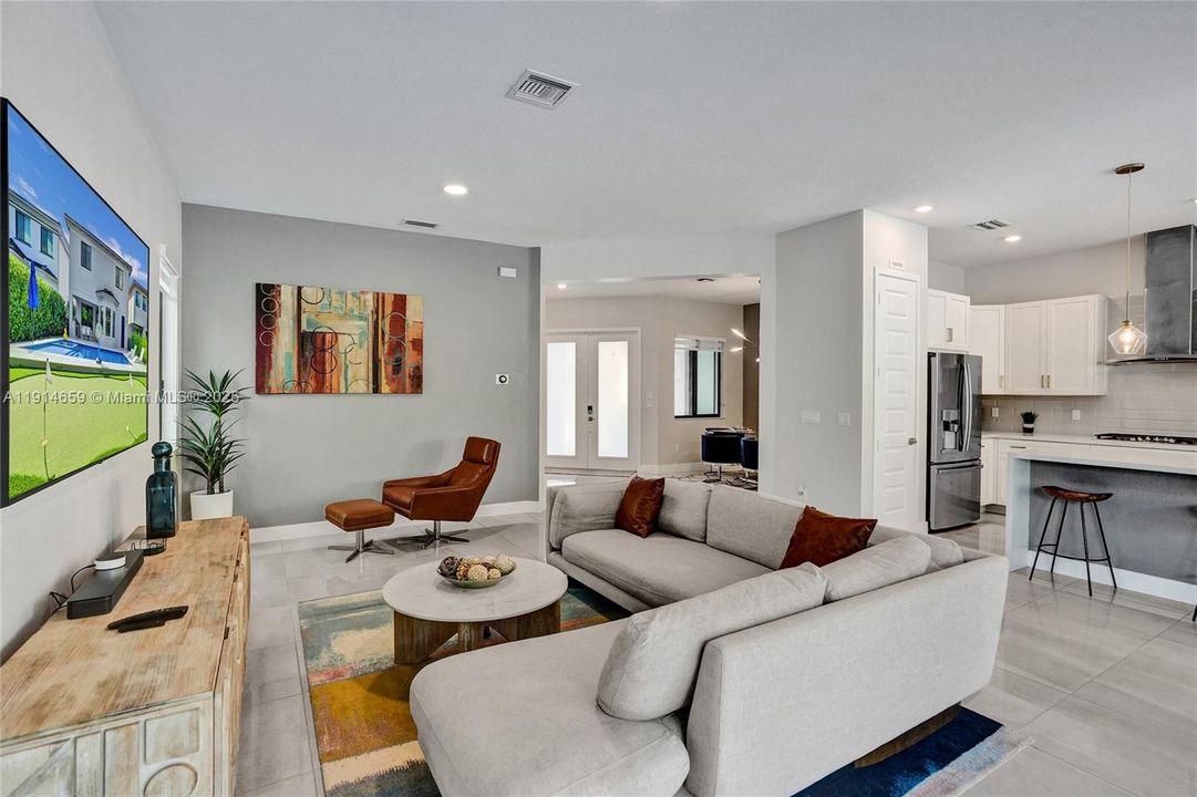 Под контрактом: $8,500 (5 спален, 3 ванн, 3384 Квадратных фут)