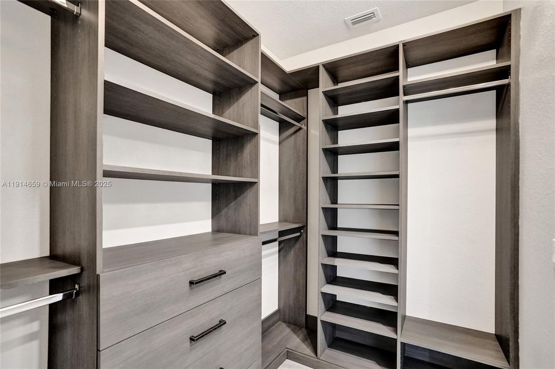 Под контрактом: $8,500 (5 спален, 3 ванн, 3384 Квадратных фут)