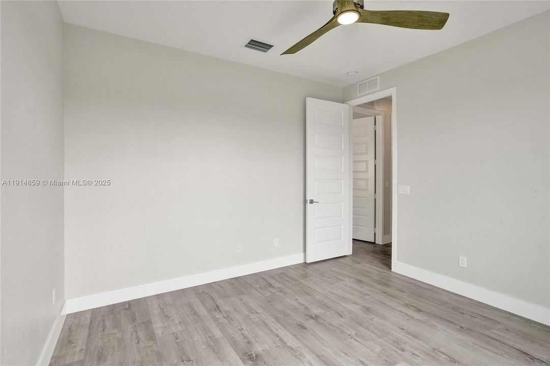 Под контрактом: $8,500 (5 спален, 3 ванн, 3384 Квадратных фут)