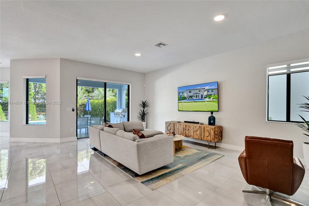 Под контрактом: $8,500 (5 спален, 3 ванн, 3384 Квадратных фут)