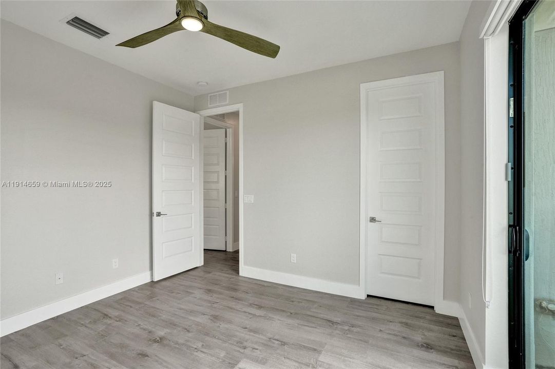 Под контрактом: $8,500 (5 спален, 3 ванн, 3384 Квадратных фут)