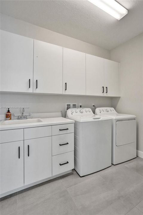 Под контрактом: $8,500 (5 спален, 3 ванн, 3384 Квадратных фут)