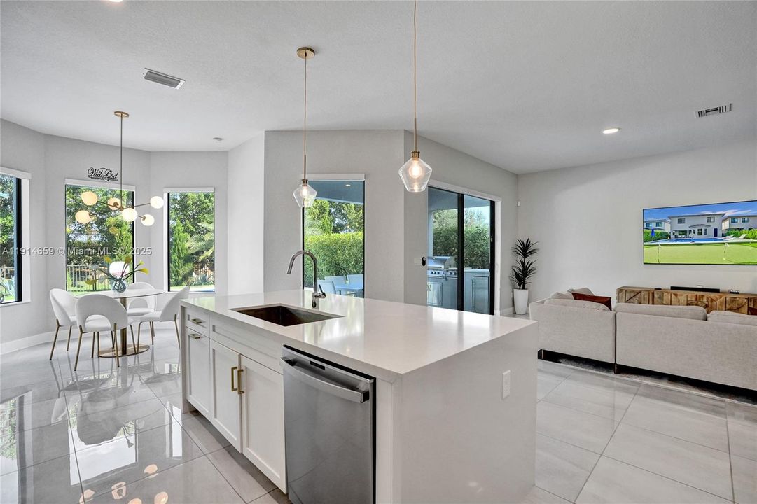 Под контрактом: $8,500 (5 спален, 3 ванн, 3384 Квадратных фут)