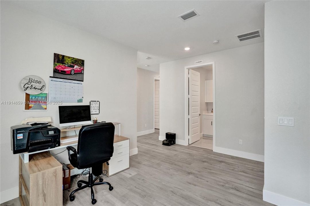 Под контрактом: $8,500 (5 спален, 3 ванн, 3384 Квадратных фут)