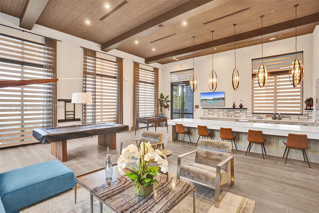 Под контрактом: $8,500 (5 спален, 3 ванн, 3384 Квадратных фут)